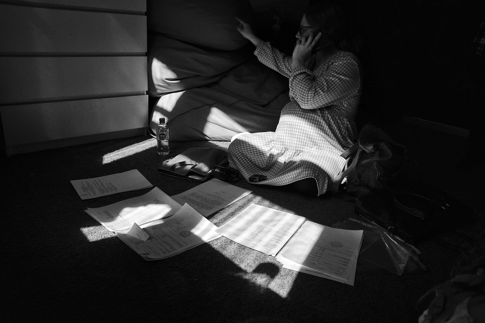 Methodologist of the organization of hospital clowns Julia (Kulyom’s clown) with papers in front of Perfest. In the last month of pregnancy, she came to the show to support her comrades and collect signatures for the report. Now she will have a son, until she goes to hospitals as a clown, but manages to coordinate hospital clowns, works with the media, writes applications for grants.