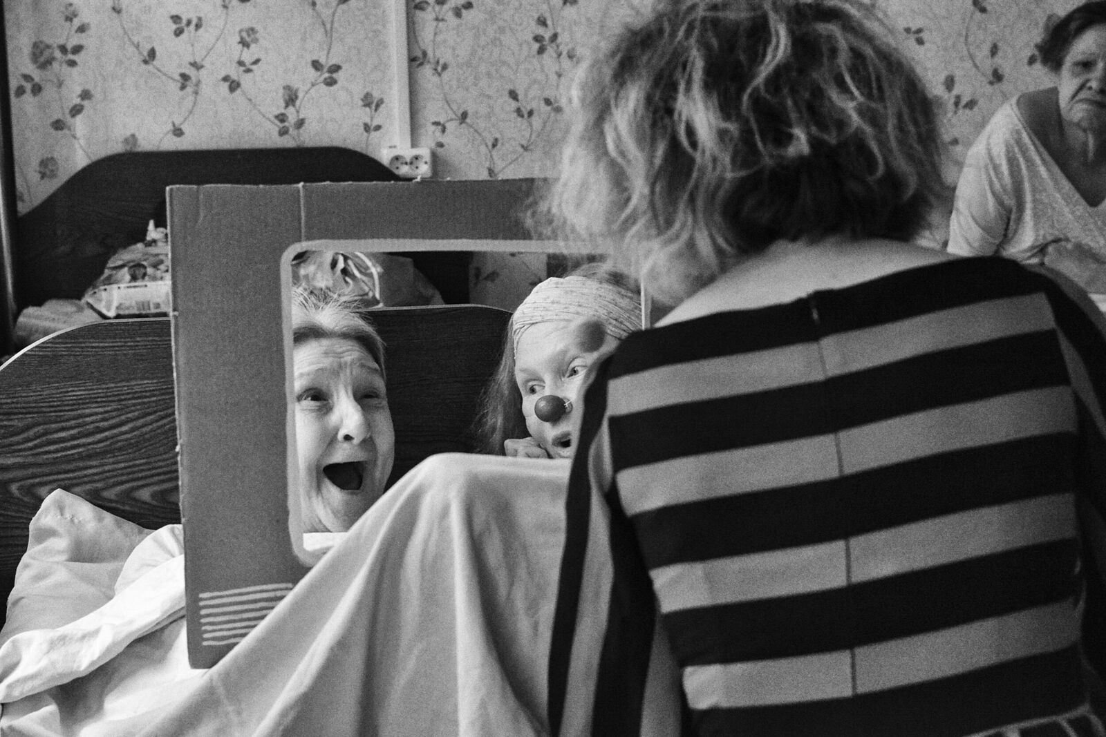 Hospital clowns Enya and Tiramisu in the women’s ward of the House of Mercy, where seriously ill speed bumps live. Each parish brings joy and light to the people who are here. During this exit, the clowns conducted a television show in the wards and interviewed each resident of the House, asked simple but important questions: "What color do you like best: orange or purple?" "Which girls do you like best: blondes or brunettes?" "Which color do you like best: orange or purple?" "Which ice cream do you like best: on a stick or in a cup?." Enya talks with a resident of the House Nina, asks her "What subjects did she like at school?" "Which cities did she travel to?."