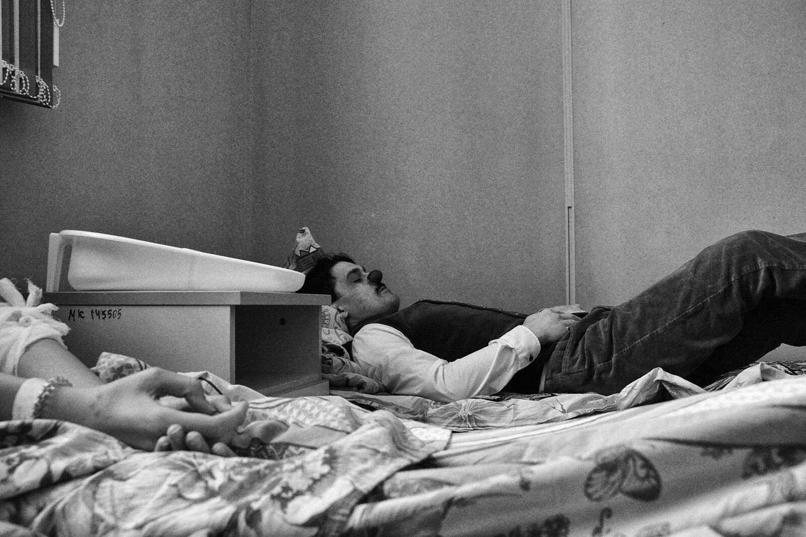 Hospital clown Botya lies on a bed in the surgery department of the Children’s City Hospital. The girl who lies in this ward is very sad, her only desire is to get home.